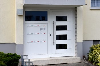 Glaserei Simon - Aluminium Haustüre Mehrfamilienhaus mit Brief-und Klingelanlage